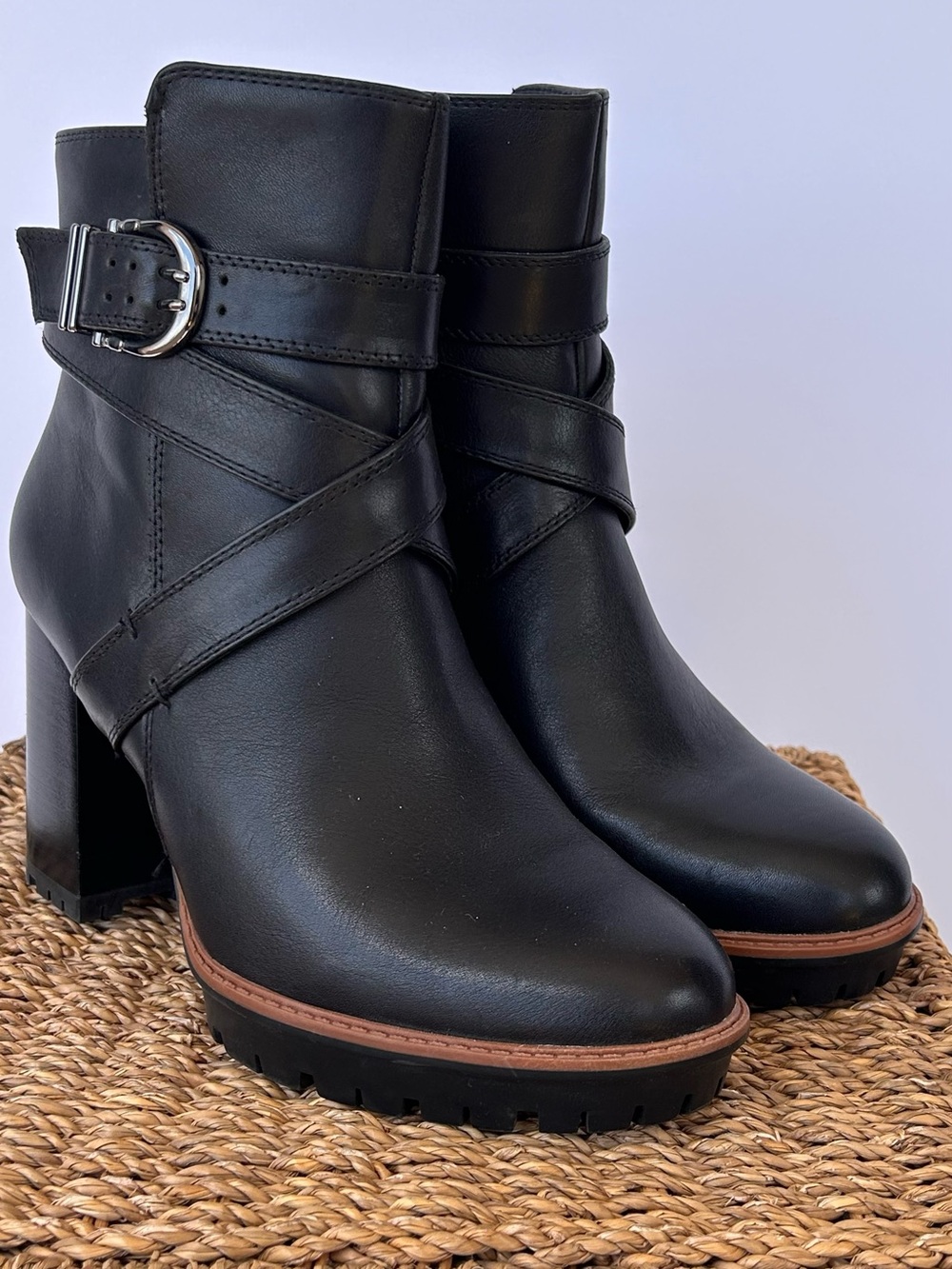 Naturalizer Women’s Lyra Leather Ankle Boot Lug Sole Block Heel Side Zip Size 9W